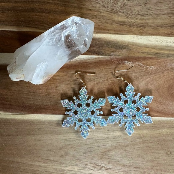 Acrylic Snowflake โ๏ธ dangling holographic earrings ๐ - Picture 1 of 7
